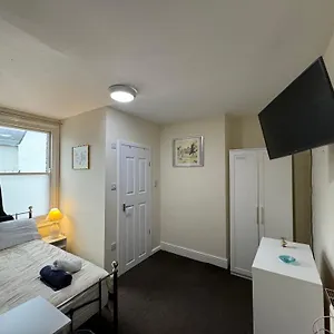 comfortable-modern-home-town-centre-free-parking-room-b.cardiffhotelswales.com/
